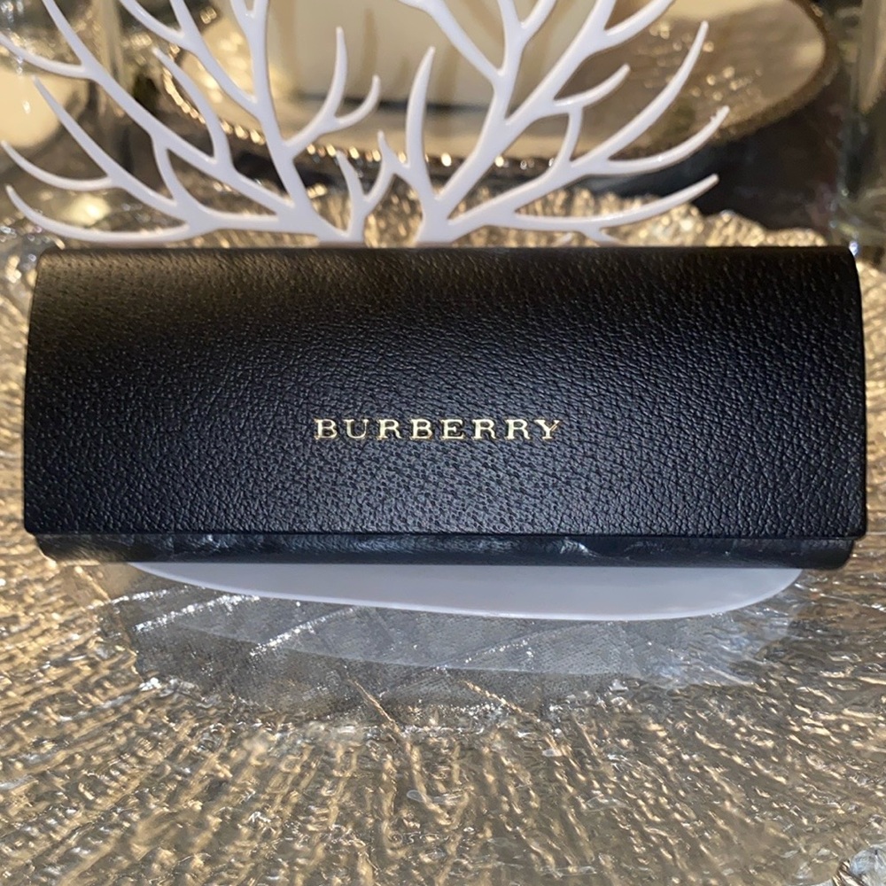BURBERRY Sunglass/glass holder! Like new!